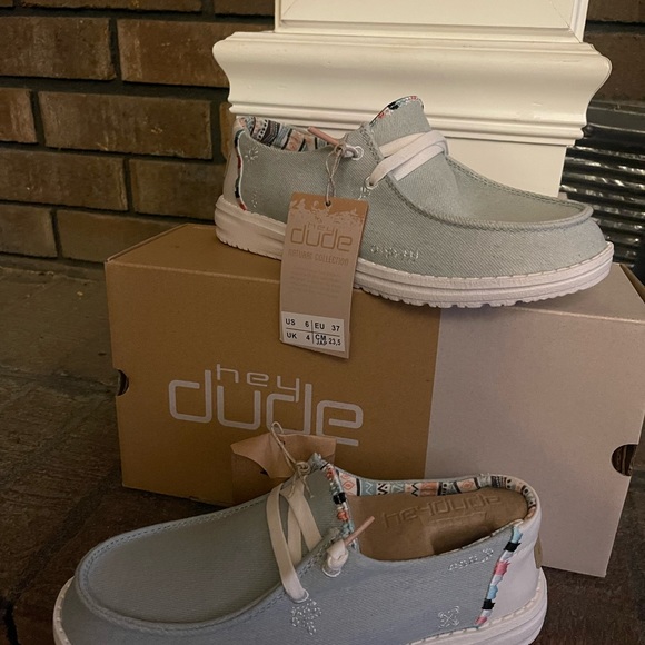 Hey Dude Women's Wendy Boho Light Denim Size 6 Shoes. New in the box. - Picture 2 of 3
